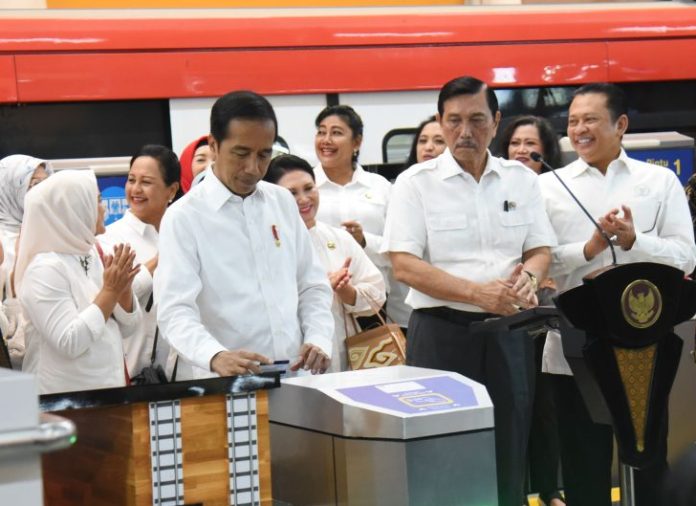 Jokowi resmikan LRT