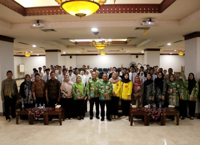 Para pelajar dan guru mengikuti sosisialisasi tentang hukum dan HAM di kantor Wali Kota Jakarta Selatan.