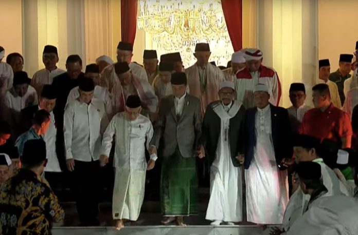 Presiden Jokowi dan Wapres Maruf Amin dan para ulama saat acara Zikir dan Doa Kebangsaan di Istana Negara, Selasa (1/8/20230 malam.