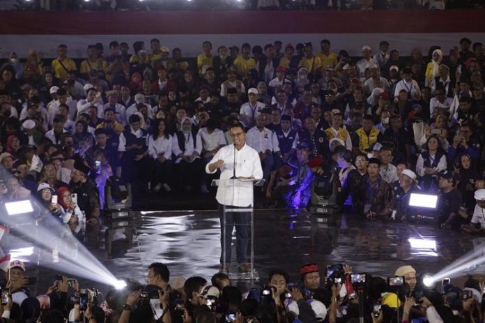 Capres Anies Baswedan di depan para relawannya.