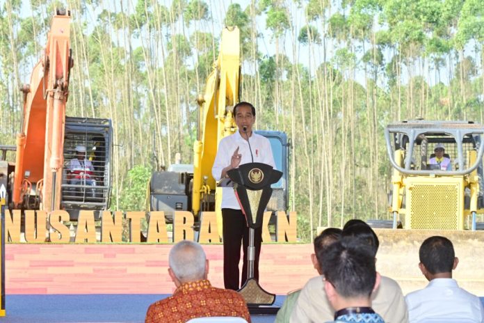 Presiden Jokowi saat peletakan batu pertama pembangunan Hotel Nusantara di IKN.