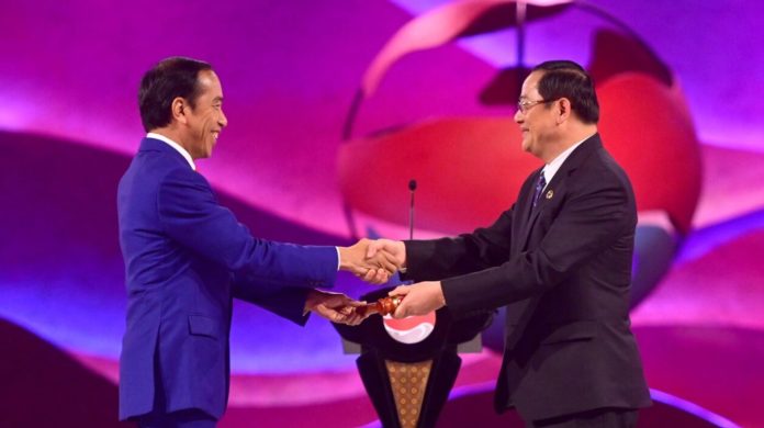 Presiden Jokowi menyerahkan tongkat estafet Ketua ASEAN kepada PM Laos.