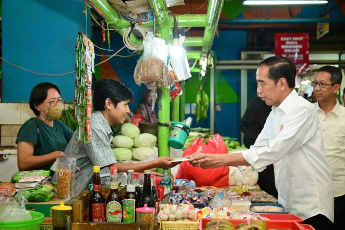 Presiden Jokowi meninjau harga komoditas di Pasar Jatinegara, Jakarta Timur.