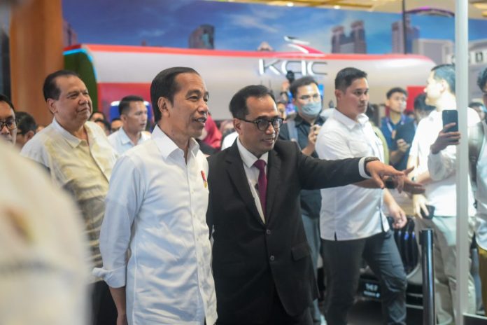 Presiden Jokowi didampingi Menhub Budi Karya Sumadi meninjau pameran Hub Space di JCC Jakarta, Jumat (29/9/2023).