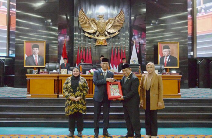 DPRD DKI dan Pj Gubernur DKI Heru Budi Hartono saat penyerahan Raperda tentang Perubahan APBD 2023 di gedung DPRD DKI Jakarta, Senin(11/9/2023).