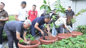 Munjirin dan jajaran serta pengelola Gandaria City menanam pohon di di rooftop Mal Gandari City. 