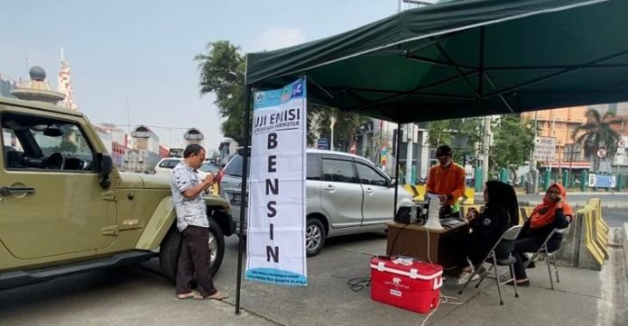 Razia uji emisi yang digelar Dinas Lingkungan Hidup DKI Jakarta dan Polda Metro Jaya di kawasan Blok M, Jakarta Selatan, Jumat (1/9/2023).