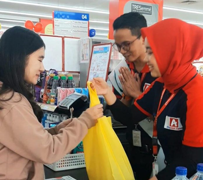 Alfamidi menerjunkan kepala cabang atau branch maneger menjadi pelayan toko pada Hari Pelanggan Nasional 2023.