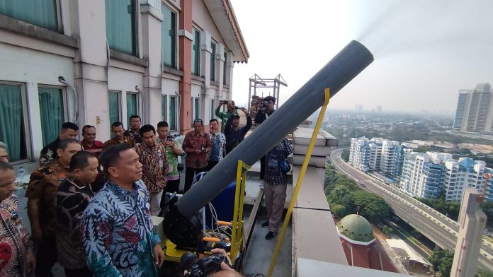 Wali Kota Jakarta Selatan Munjirin saat mengoperasikan perdana water mist di atas gedung kantornya, Kamis (7/9/2023).