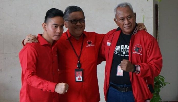 Sekjen PDI Perjuangan Hasto Kristiyanto bersama Walikota Solo Gibran Rakabuming Raka dalam pertemuan di Kantor DPP PDIP Jakarta, Senin (22/5/2023).