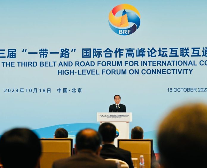 Presiden Jokowi menyampaikan empat hal dalam membangun konetivitas di forum BRI Beijing.