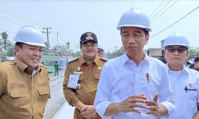 Presiden Jokowi dan Gubernur Lampung (kiri) meninjau perbaikan jalan rusak di Lampung Tengah, Jumat (27/10/2023).