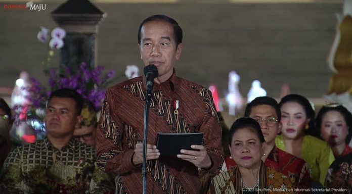 Presiden Jokowi dan Ibu Negara Iriana dalam acara Istana Berbatik, tadi malam (1/10/2023).