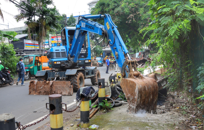 Belasan bangunan liar di Taman Cilandak, Jakarta Selatan dibuldoser hingga rata dengan tanah untuk mengembalikan fungsi saluran air, Senin (27/11/2023).