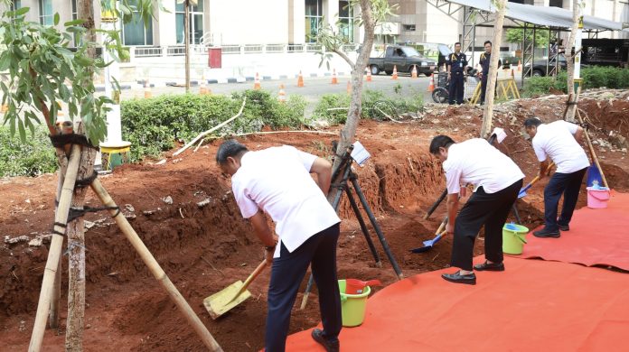 Pemkot Jaksel melakukan gerakan tanam pohon di halaman Masjid Darul Jannah Kantor Wali Kota Jakarta Selatan, Rabu (29/11/2023).