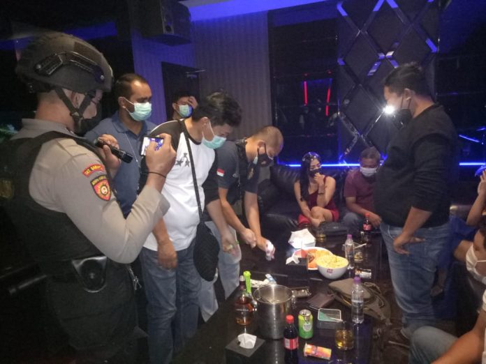 Ilustrasi polisi melakukan razia pada tempat hjburan malam jelang pergantian tahun.