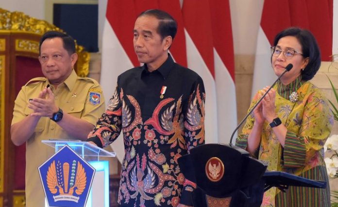 Presiden Jokowi saat acara penyerahan DIPA dan TKD 2024 di Istana Negara, Rabu (29/11/2023).