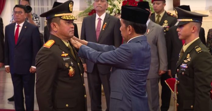 Presiden Jokowi melantik Letjen Maruli Simanjuntak menjadi KSAD di Istana Negara, Rabu (29/11/2023).