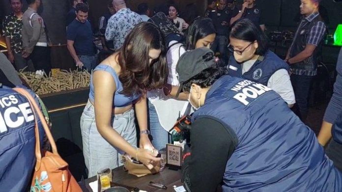 Polisi temukan barang bukti sisa pakai saat gerebek diskotek W Home Senopati, Sabtu (25/11/2023).