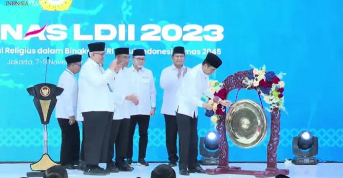 Presiden Jokowi didampingi Menhan Prabowo Subianto saat membuka Rakernas LDII 2023 di Jakarta, Selasa (7/11/2023).