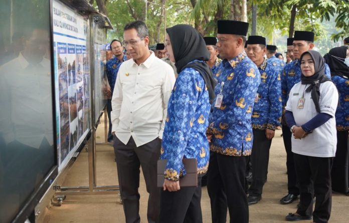 Pj Gubernur DKI Heru Budi Hartono didampingi Wali Kota Jakarta Selatan Munjirin saat meninjau pengerukan lumpur di Kali Ciliwung, Jumat (10/11/2023).