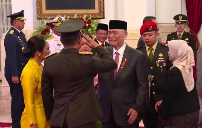 Menko Marves Luhut Binsar Pandjaitan menghampiri menantunya Jenderal Maruli Simanjutak usai dilantik menjadi KSAD di Istana Negara, Rabu (29/11/2023).