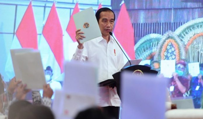 Presiden Jokowi mendorong program sertifikat tanah di seluruh Indonesia selesai tahun 2024.