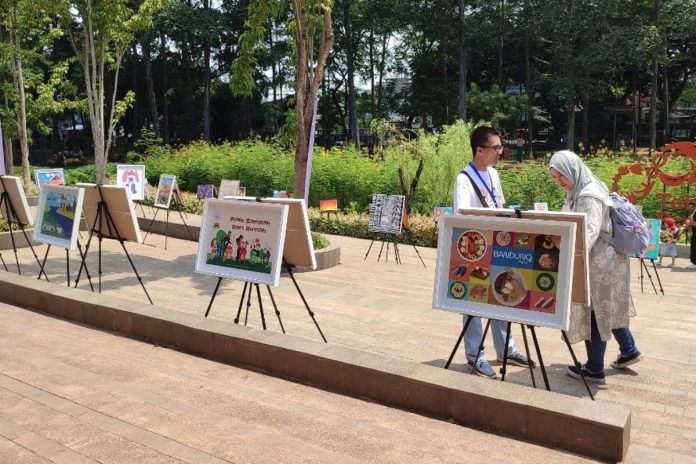 Sejumlah karya seni anak berbebutuhan khusus dimaperkan di Taman Tebet Eco Park, Jakarta Selatan, Sabtu (16/12/2023). Pameran ini dalam rangka Hari Disabilitas Internasional 2023.