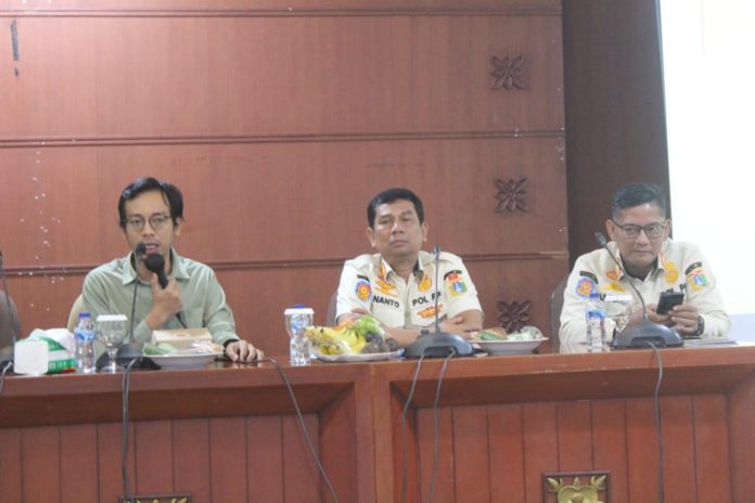 Kasatpol PP Jakarta Selatan Nanto Dwi Subekti (tengah) membahas soal aturan kampanye hingga pemasangan alat peraga saat rapat bersama KPU dan Bawaslu di kantor Wali Kota Jakarta Selatan, Rabu (6/12/2023).