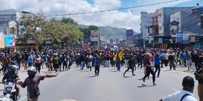 Situasi Kota Jayapura sempat mencekam saat jenazah Lukas Enembe diarak massa, Kamis (28/12/2023).