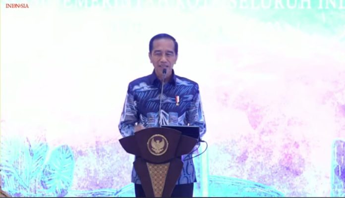 Presiden Jokowi menyindir bangunan kantor pemerintah di daerah identik dengan warna parpol saat membuka Munaslub Apeksi di Kota Bogor, Jumat (15/12/2023).