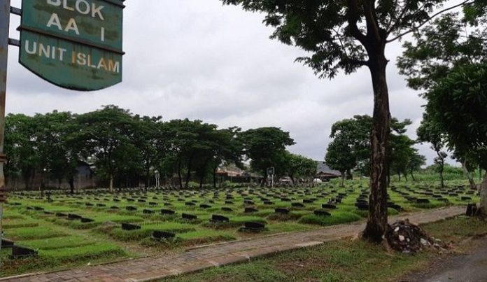 Anggota DPRD DKI menilai retribusi sewa lahan makam membebani masyarakat.