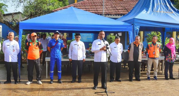 Wali Kota Jakarta Selatan Munjirin memimpin apel kesiapsiagaan banjir di lapangan Waduk Rawa Minyak, Pasar Minggu, Jakarta Selatan, Jumat (12/1/2024).