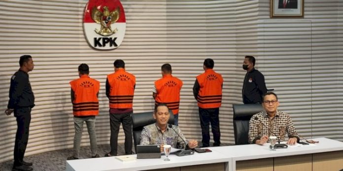 KPK menetapkan 4 orang tersangka dari hasil OTT di Labuhanbatu. Salah satunya Bupati Labuhanbatu Erik Atrada Ritonga.