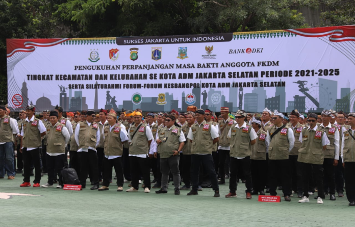 Wali Kota Jaksel Munjirin mengukuhkan perpanjangan masa bakti anggota FKDM se Jakarta Selatan hingga tahun 2025.