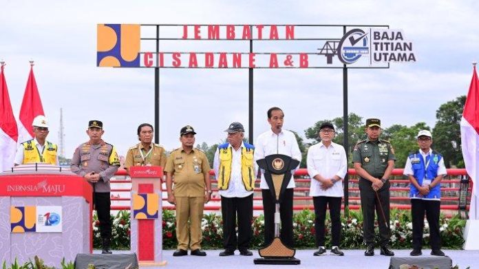 Presiden Jokowi meresmikan tiga Jembatan Callender Hamilton di Banten, Senin (8/1/2024).