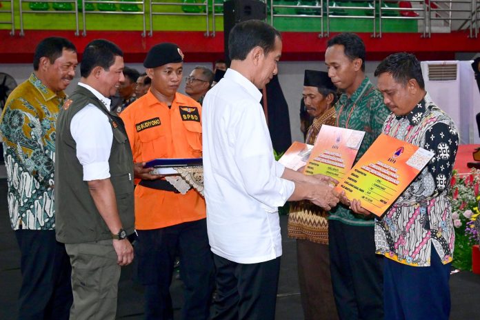 Presiden Jokowi menyerahkan bantuan stimulan kepada petani gagal panen di Grobogan, Jawa Tengah, Selasa (23/1/2024).