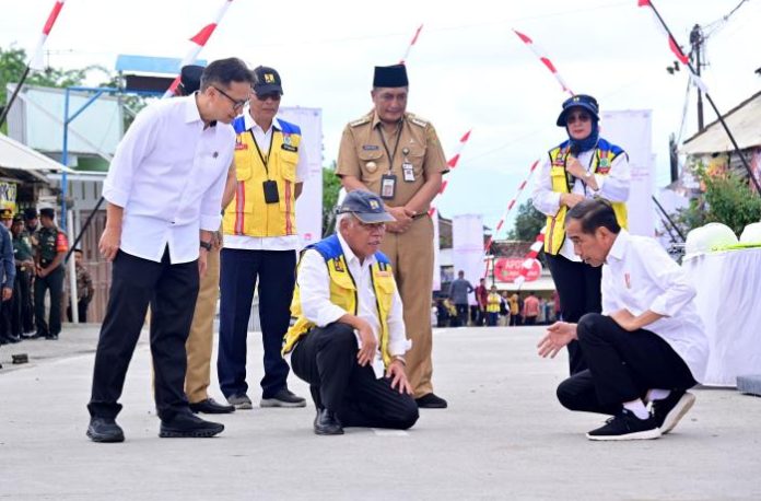 Presiden Jokowi saat meninjau Jalan Muntilan-Keningar, di Jawa Tengah, yang merupakan akses evakuasi Merapi, Senin (22/1/2024).