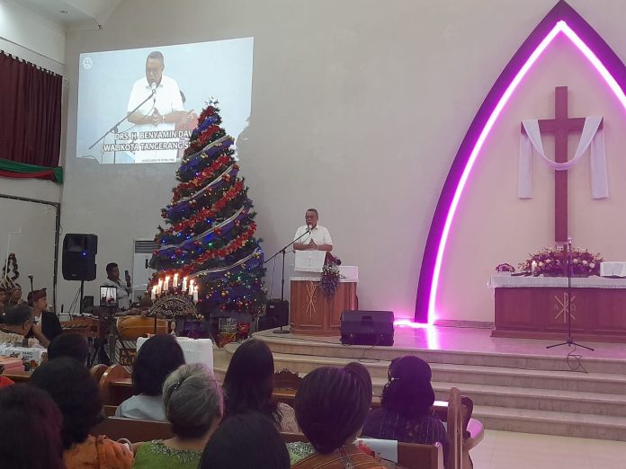 Wali Kota Tangsel Benyamin Davnie dalam acara Perayaan Natal PGIS di Gereja HKBP Ciputat, Tangsel, Minggu (14/1/2024).