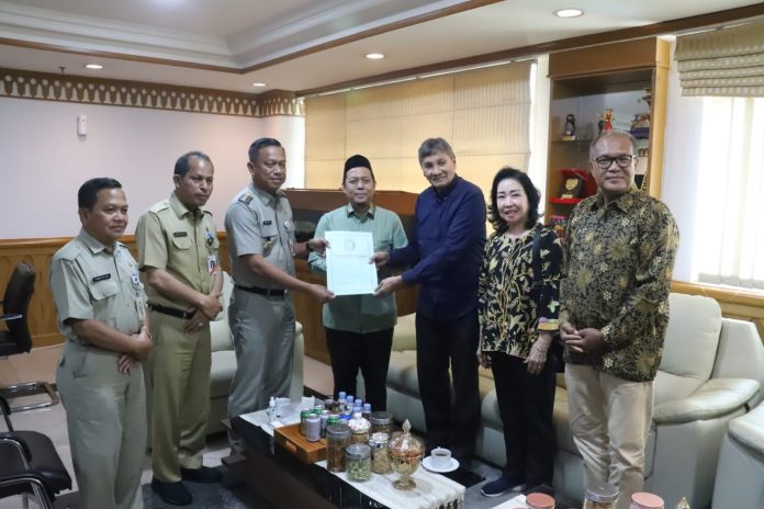 Wali Kota Jakarta Selatan menyerahkan izin persetujuan prinsip kepada GKRI Karmel di kantornya, Selasa (23/1/2024).