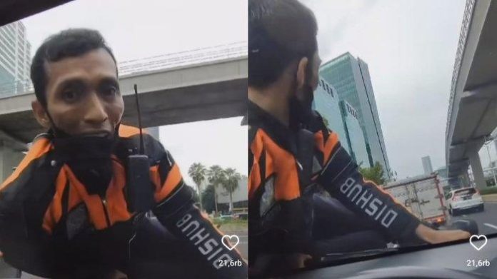 Tangkapan layar petugas Dishub bernama Yan Iskandarsyah bergelantungan di atas kap mobil usai ditabrak pengendara di Setiabudi, Jakarta Selatan.