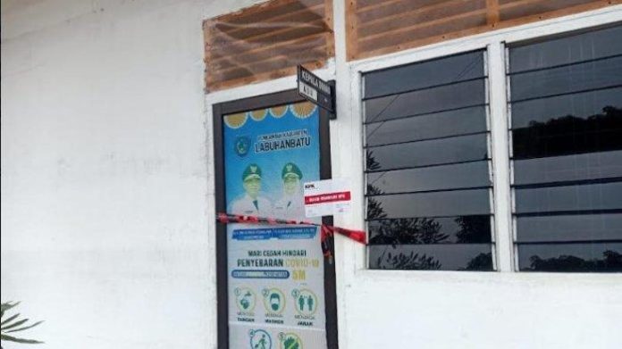 Beredar foto ruangan Kepala Dinas Kesehatan Labuhabatu disegel KPK, Kamis (11/1/2024).