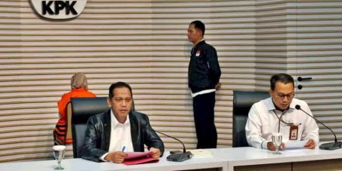 KPK menetapkan Kasubag BPPD Pemerintah Kabupaten Sidoarjo sebagai tersangka tunggal dalam kasus pemotongan insentif pajak dan retribusi daerah., Senin (29/1/2024).