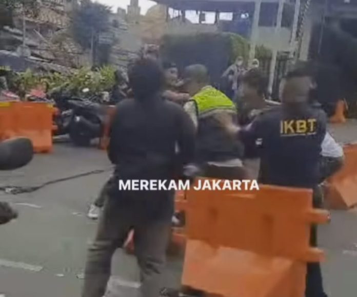 Tangkapan layar video dua anggota Satpol PP dikeroyok oleh sekelompok orang diduga preman di Jakpus.