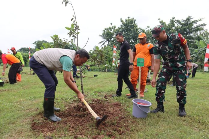 Wali Kota Jaksel Munjirin dan Dandim 0504/Jakarta Selatan, Letkol Inf Roy Fakhrul Rozi melakukan penanaman pohon produktif dalam rangka Gerakan Jumat Menanam Pohon di Kebun Bibit Ciganjur, Jumat (5/1/2024).