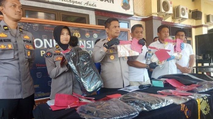 Kapolres Pekalongan AKBP Wahyu Rohadi (tengah) menunjukkan barang bukti kasus penipuan terhadap calon anggota legislatif (caleg) DPRD Kabupaten Pekalongan modus penggandaan uang.