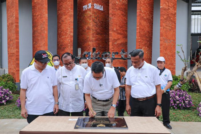 Pj Gubernur DKI meresmikan TPS 3R di Pejaten, Pasar Minggu, Jakarta Selatan, Jumat (16/2/2024).