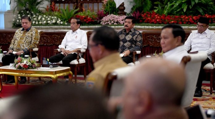 Presiden Jokowi mengumpulkan menteri Kabinet Indonesia Maju dalam sidang kabinet paripurna di Istana Negara, Senin (26/2/2024).