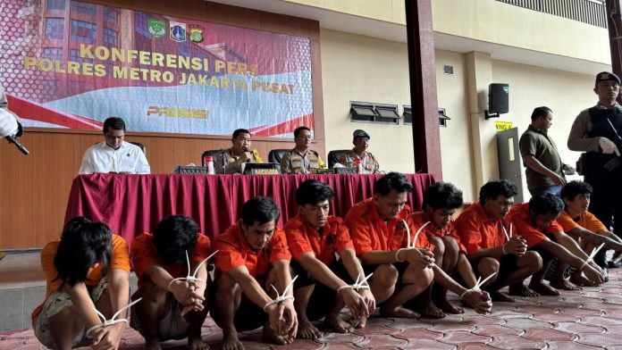 Polres Metro Jakarta Pusat menangkap 8 tahanan yang kabur dari sel Polsek Tanah Abang.