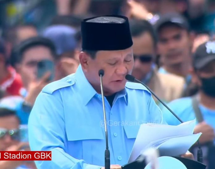 Capres nomor urut 2 Prabowo Subianto saat membacakan teks pidato dalam kampanye akbar di GBK, Jakarta, Sabtu (10/1/2024).